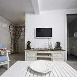 The White Otel 2*