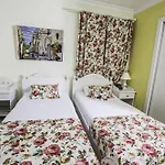 Otel The White
