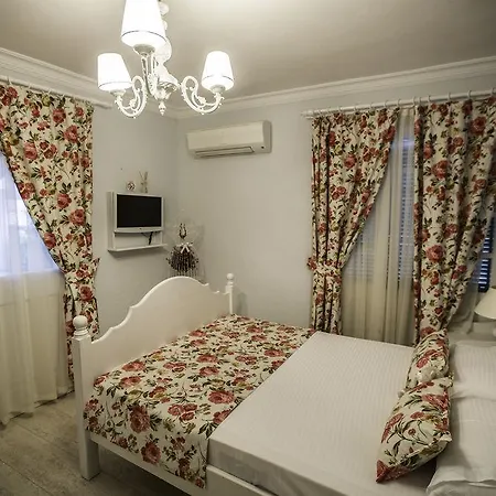 The White 2* Алачати