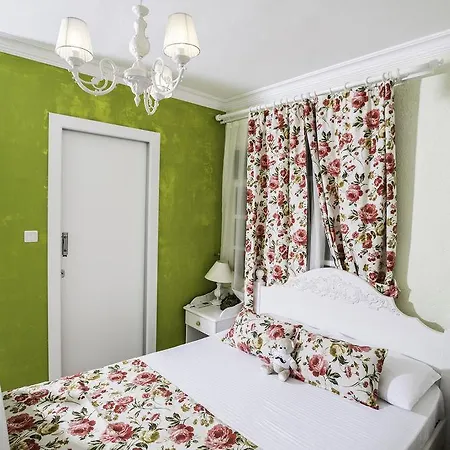 The White Отель